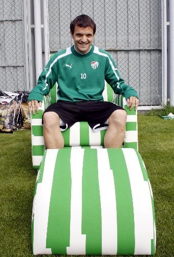 Batalla, yeşil-beyaz koltuğuna oturdu