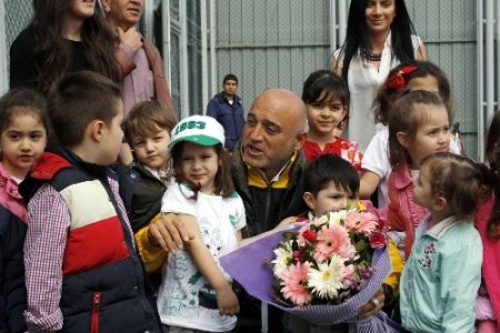 Batalla, yeşil-beyaz koltuğuna oturdu