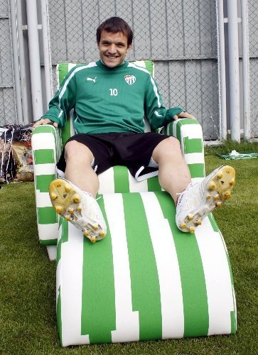 Batalla, yeşil-beyaz koltuğuna oturdu