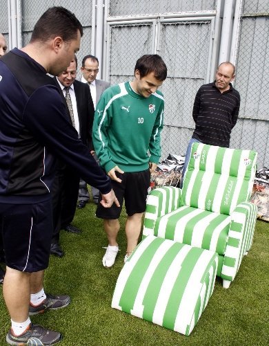 Batalla, yeşil-beyaz koltuğuna oturdu