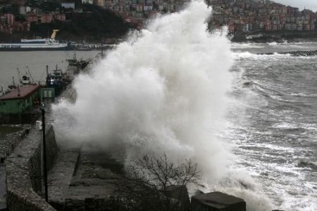 Batı Karadeniz'de Fırtına Nedeniyle Dev Dalgalar Oluştu