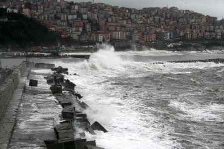 Batı Karadeniz'de Fırtına Nedeniyle Dev Dalgalar Oluştu