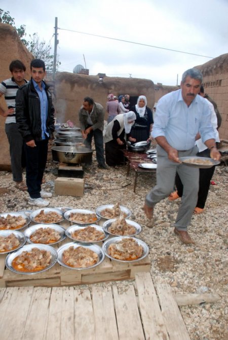 Batı'dan yardım için gelen iş adamları 'Kardeşlik Çadırı'nda gönül birliği kurdu