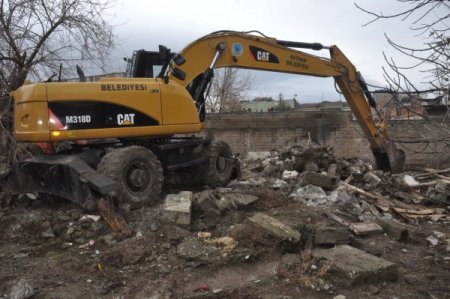 Batman Belediyesi metruk evlerin yıkımına başladı
