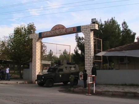 Batman Cezaevi'nde durumu kritik mahkumlar, hastaneye kaldırılıyor