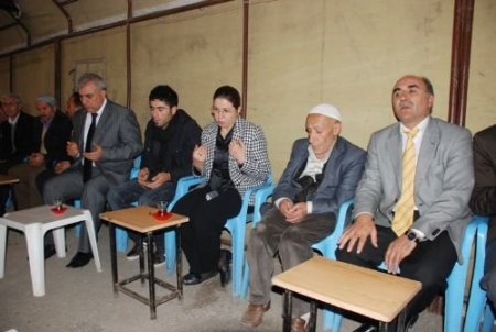 Batman Vali Yardımcısı Çetinkaya'dan, Silahlı Saldırıda Hayatını Kaybeden Öğretmenin Ailesine Taziye Ziyareti