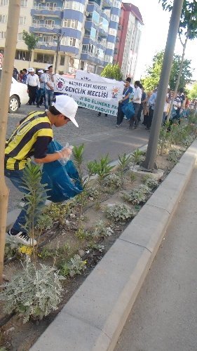 Batman'da davul zurna eşliğinde çöp toplandı