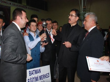 Batman'da Halk Oyunları Valilik Kupası Ödülleri Dağıtıldı