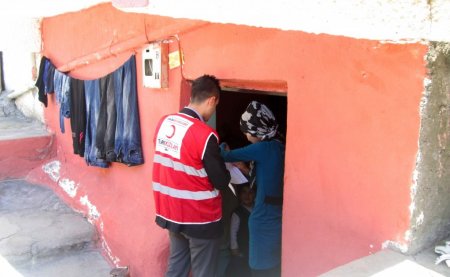 Batman'da Kızılay’dan gönderilen konserve etler dağıtıldı