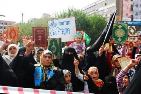 Batman'da Kuran'a Yapılan Saldırılar Lanetlendi