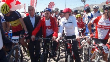 Batman'da pedallar kardeşlik için döndü