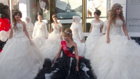 Batman'da sokakta gelinlik defilesi