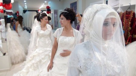 Batman'da sokakta gelinlik defilesi