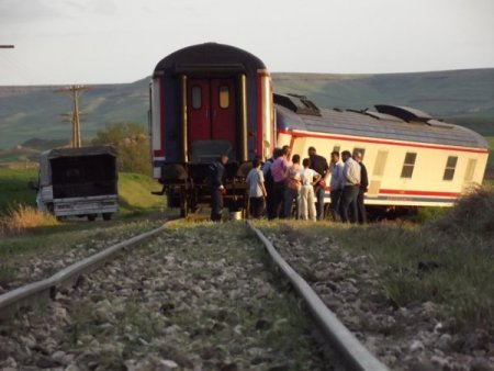 Batman'da Tren Raydan Çıktı