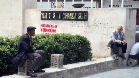 Batman'da 'Yurt'ta Sulh Cihan'da Sulh' yazısı tahrip edildi