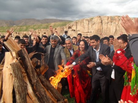 Batman’ın ilk Nevruz ateşi Hasankeyf’te yakıldı