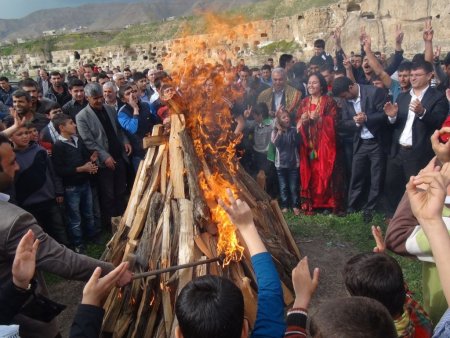 Batman’ın ilk Nevruz ateşi Hasankeyf’te yakıldı