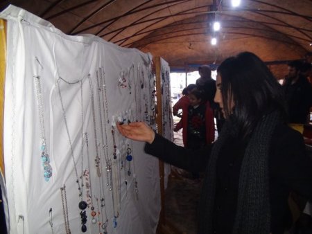 Batmanlı gençlerle, engellilerle birlikte sergi açtı