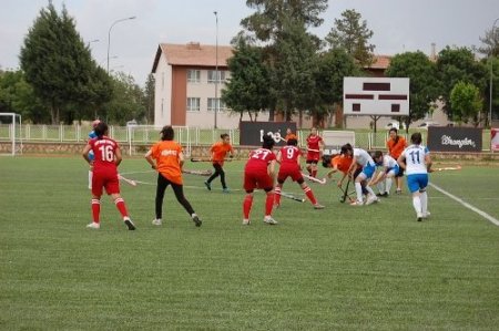 Batmanlı kızların hokey merakı