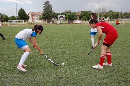 Batmanlı kızların hokey merakı