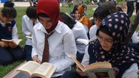 Batmanlı öğrenciler açık havada kitap okudu
