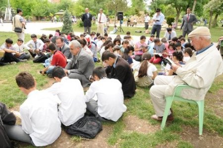 Batmanlı öğrenciler açık havada kitap okudu