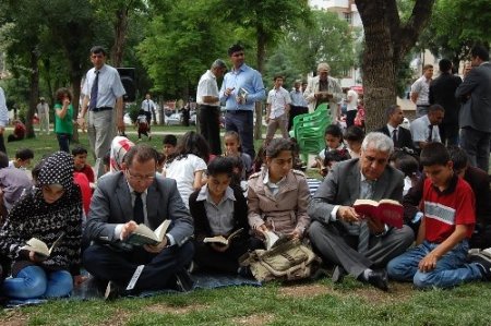 Batmanlı öğrenciler açık havada kitap okudu