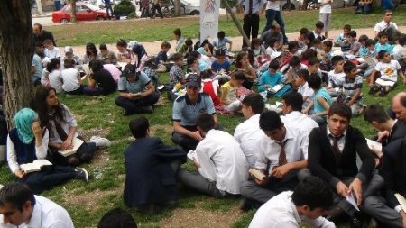 Batmanlı öğrenciler açık havada kitap okudu