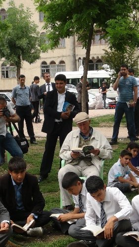 Batmanlı öğrenciler açık havada kitap okudu