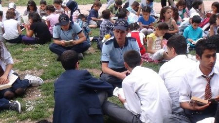 Batmanlı öğrenciler açık havada kitap okudu