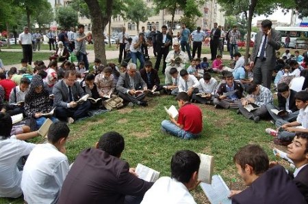 Batmanlı öğrenciler açık havada kitap okudu