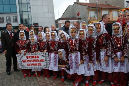 Batmanlı Öğrencilerin Bolu Halk Oyunları Gösterisi Beğenildi