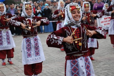 Batmanlı Öğrencilerin Bolu Halk Oyunları Gösterisi Beğenildi