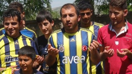 Batmanlılar Fenerbahçe'nin başarısı için türbede dua etti