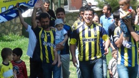 Batmanlılar Fenerbahçe'nin başarısı için türbede dua etti