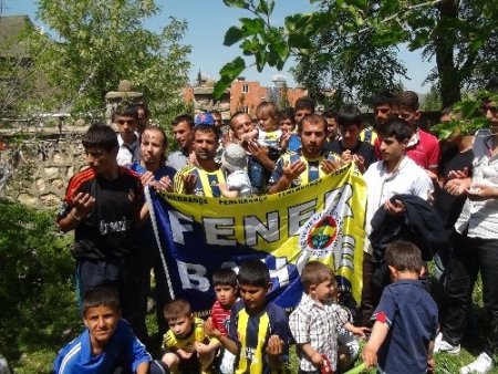 Batmanlılar Fenerbahçe'nin başarısı için türbede dua etti
