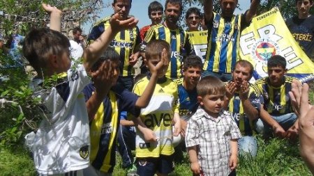 Batmanlılar Fenerbahçe'nin başarısı için türbede dua etti