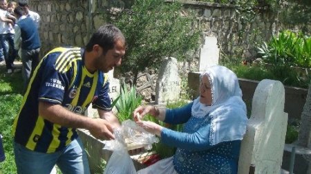 Batmanlılar Fenerbahçe'nin başarısı için türbede dua etti