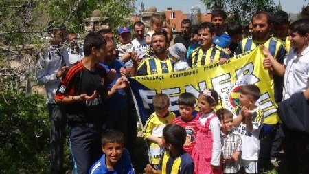 Batmanlılar Fenerbahçe'nin başarısı için türbede dua etti