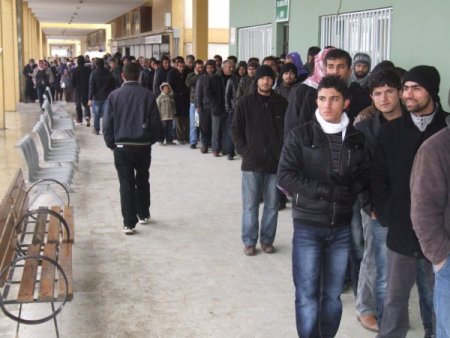 Battaniye Ve Kaskla Gelir Testi Kuyruğuna Girdiler