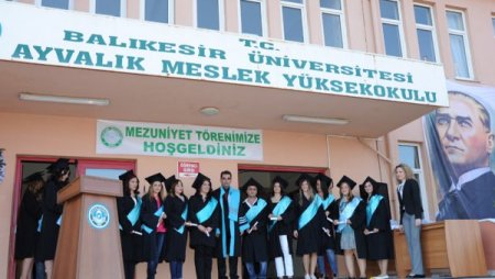 Baü Ayvalık Meslek Yüksekokulu Mezuniyet Töreni Düzenledi