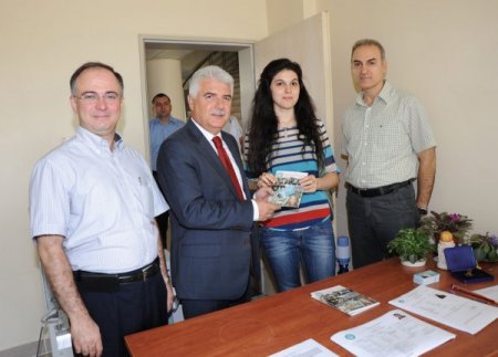 BAÜ Rektörü Alkan, öğrencilerin kayıt heyecanına ortak oldu