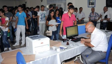 BAÜ Rektörü Alkan, öğrencilerin kayıt heyecanına ortak oldu