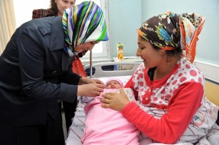 Bayan Ayanoğlu, Kutlu Doğum anısına 30 bebeğe 30 altın taktı