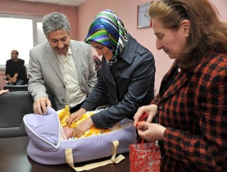 Bayan Ayanoğlu, Kutlu Doğum anısına 30 bebeğe 30 altın taktı