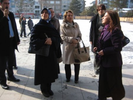 Bayan Davutoğlu, Büyükelçi Eşleriyle Erzurum'un Tarihi Mekanlarını Ziyaret Etti