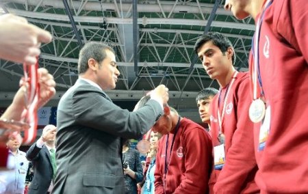 Bayan Erdoğan, mikrofonun azizliğine uğradı