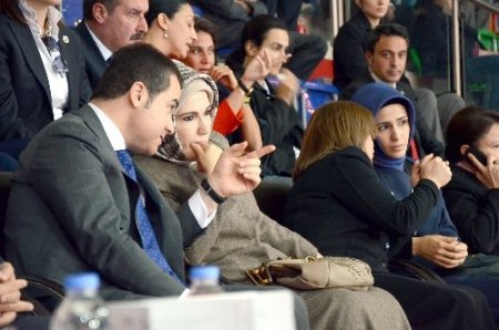 Bayan Erdoğan, mikrofonun azizliğine uğradı