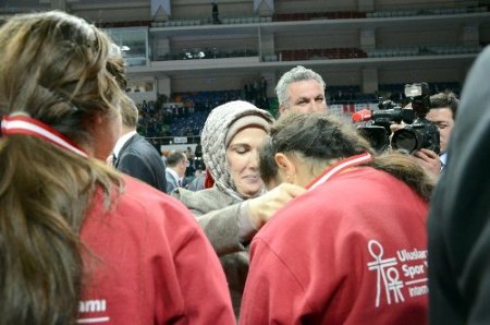 Bayan Erdoğan, mikrofonun azizliğine uğradı