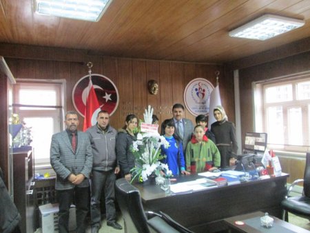 Bayan futbolcular, Kartal’ı ziyaret etti